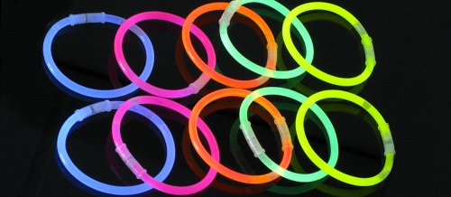  100 pulseras de juguete con iluminación, brillan en la  oscuridad, de Vivii, tubos de colores mezclados para fiestas (tubo de 100),  Multicolor : Juguetes y Juegos