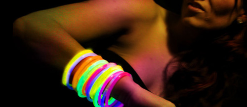Las pulseras luminosas no pueden faltar en una fiesta fluorescente.  Inclúyelas en tu lista.
