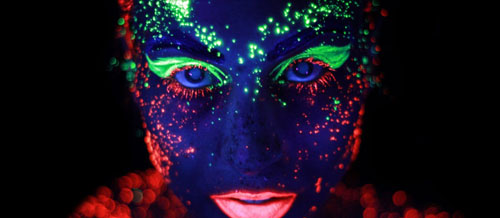 maquillaje neon para fiestas